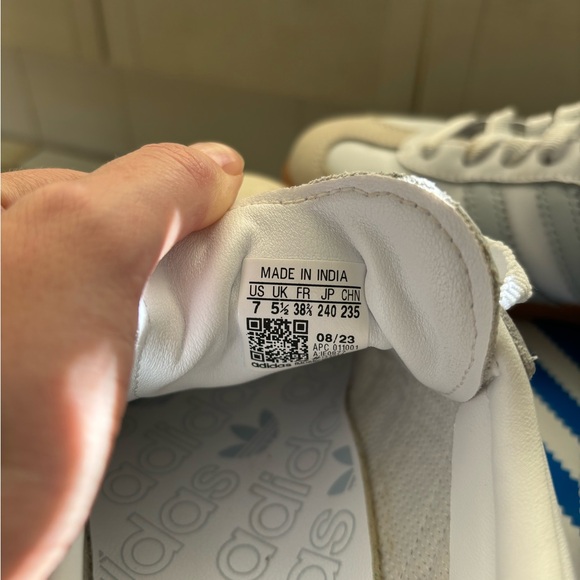 Adidas Sambas women size 7 - Picture 2 of 4